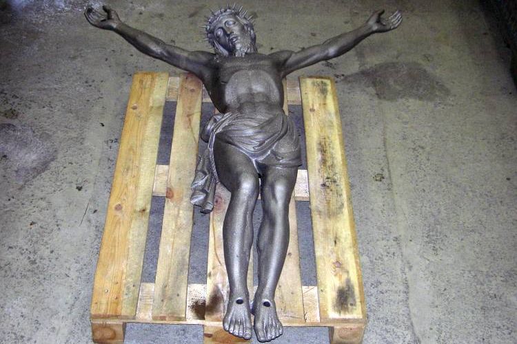 Christus Figur, Pristergrab nach dem Feinstrahlen, Gusshaut wurde erhalten