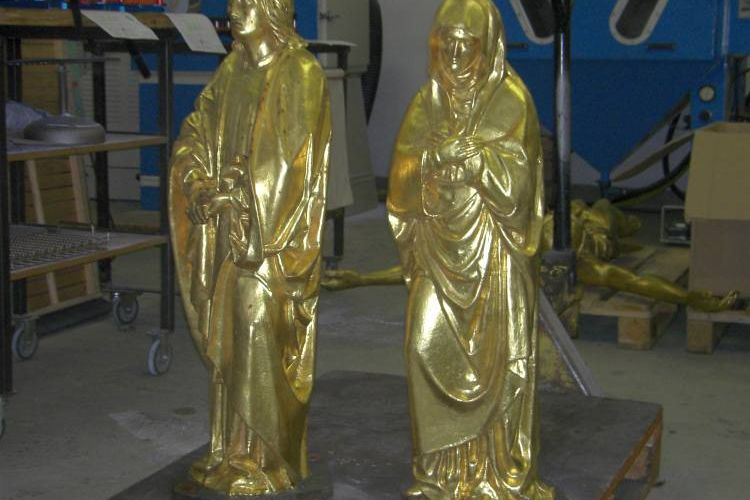 Heiligenfiguren, Pristergrab vor dem Feinstrahlen