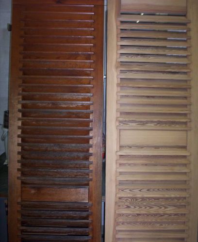 Holzfensterläden vor und nachdem Feinstrahlen. (Bild 4)